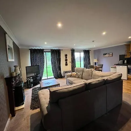 Wild Oats 9, Yellowtop Country Park